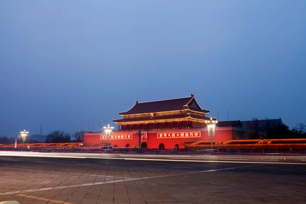 Tráfico en la carretera entre la Plaza de Tiananmen y la Ciudad Prohibida —  Fotos de Stock