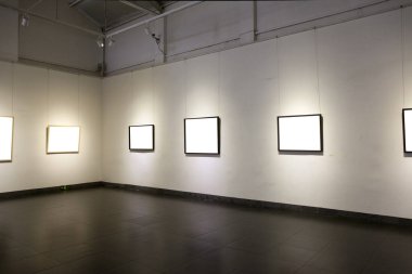 Sergi odasında boş bir çerçeve. 