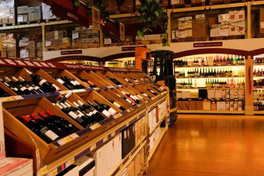 Raflarda süpermarkette şarap sergileniyor.