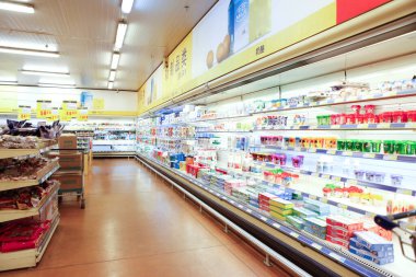 Süpermarkette sergilenen bir raf