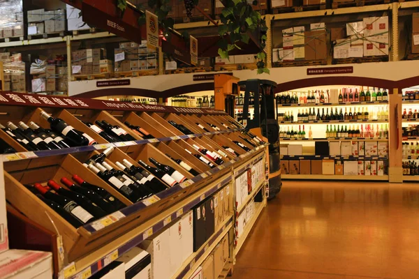 슈퍼마켓에서 와인을 전시하고 있는 껍데기들 — 스톡 사진