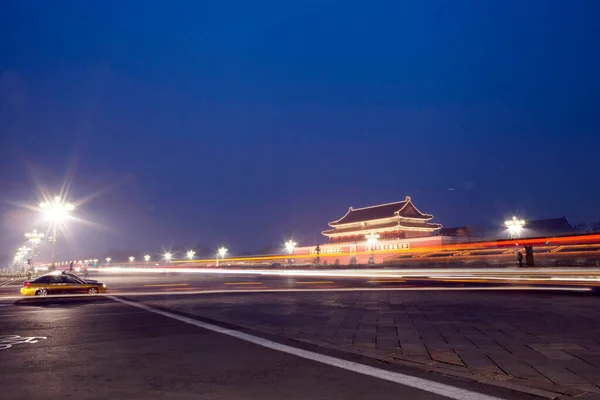 Tráfico en la carretera entre la Plaza de Tiananmen y la Ciudad Prohibida — Foto de Stock