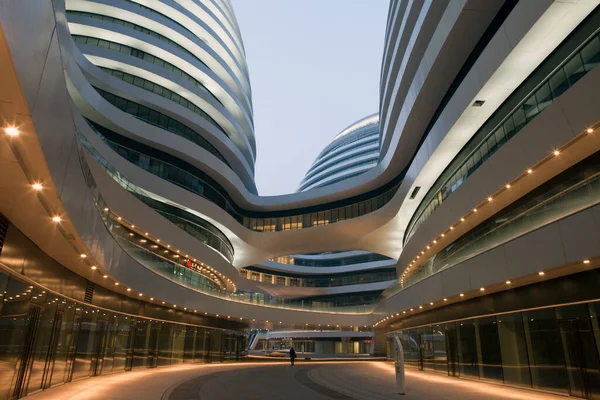 Pekin CBD yinhe SOHO Futurystyczny budynek w nocy — Zdjęcie stockowe