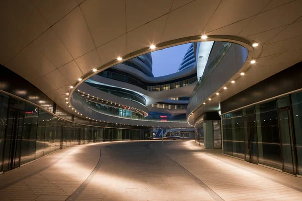 Pechino CBD yinhe SOHO Futuristico edificio di notte — Foto Stock