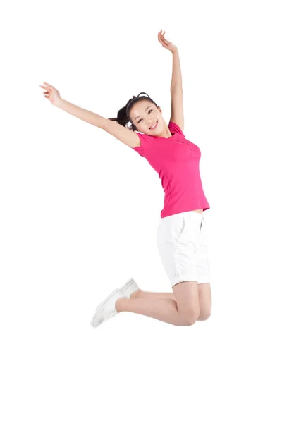 Jonge vrouw springen in de lucht met armen uitgestrekt — Stockfoto
