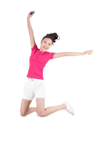 Jonge vrouw springen in de lucht met armen uitgestrekt — Stockfoto