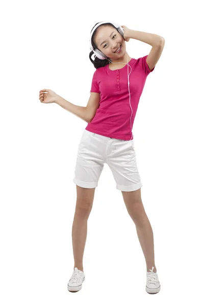 Giovane donna che ascolta musica con le cuffie — Foto Stock