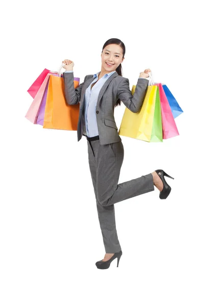 Szczęśliwa młoda kobieta trzymająca torby na zakupy — Zdjęcie stockowe