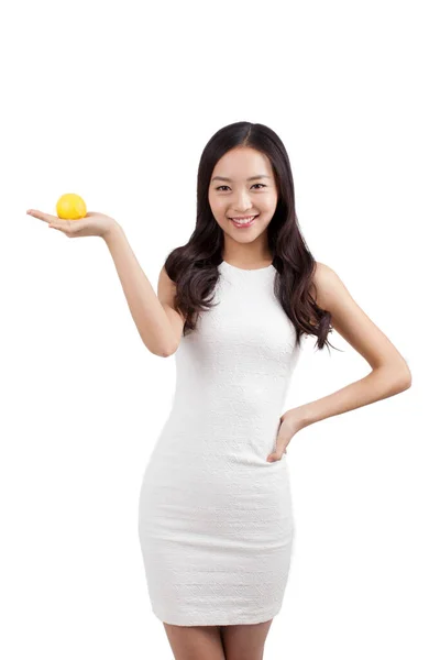 Portret van een jonge vrouw met citroen — Stockfoto