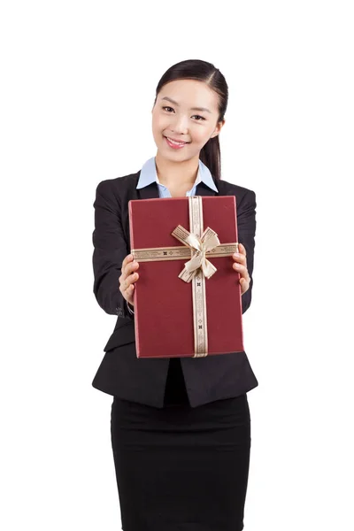 Egy üzletasszony portréja egy ajándékdobozzal a kezében — Stock Fotó