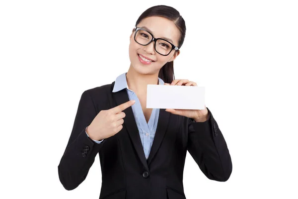 Mujer de negocios sonriente sosteniendo la tarjeta en blanco en una oficina — Foto de Stock