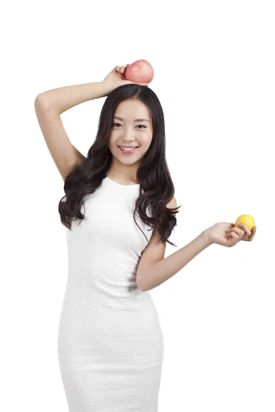 Een jonge vrouw met appel en citroen — Stockfoto