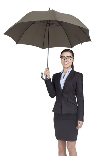 Retrato de uma empresária segurando sob guarda-chuva — Fotografia de Stock