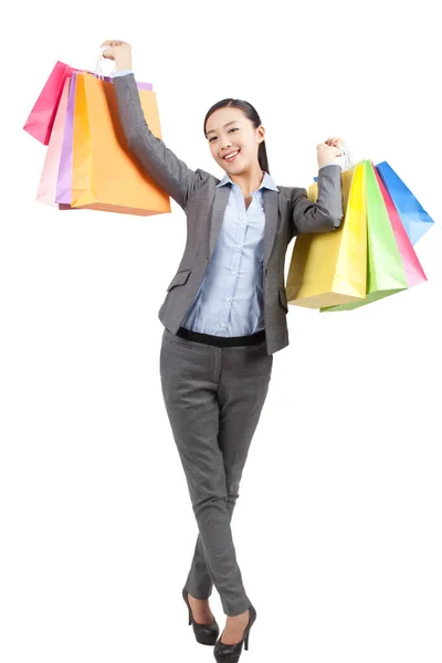 Szczęśliwa młoda kobieta trzymająca torby na zakupy — Zdjęcie stockowe