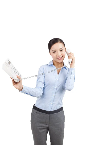 Eine junge Frau telefoniert — Stockfoto