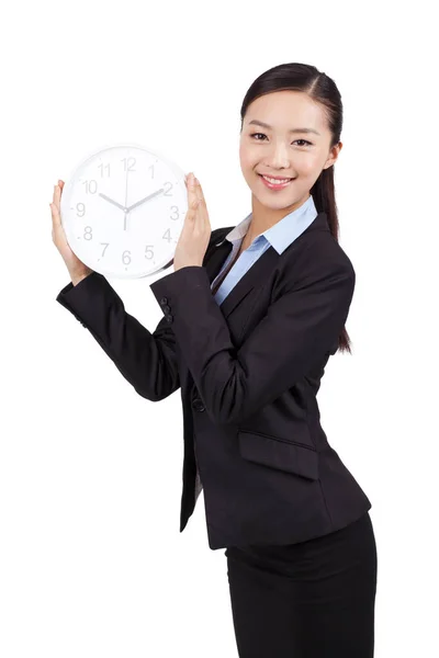 Porträtt av en affärskvinna som håller en klocka — Stockfoto