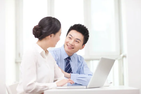 Businessman and businesswoman discussing working on computer — Stock Photo, Image