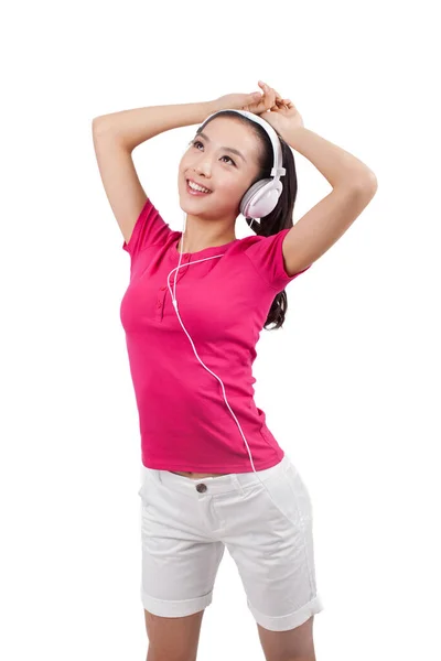 Mujer joven escuchando música con auriculares — Foto de Stock