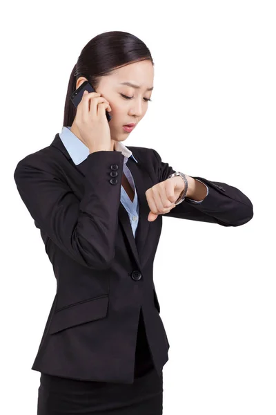 Retrato de uma mulher de negócios olhando para seu relógio — Fotografia de Stock