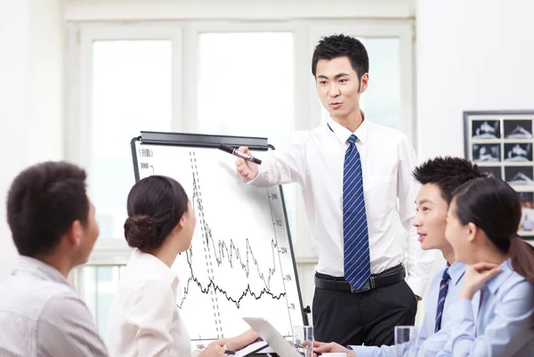 Young Business man presenting graph in meeting — Stock Photo, Image