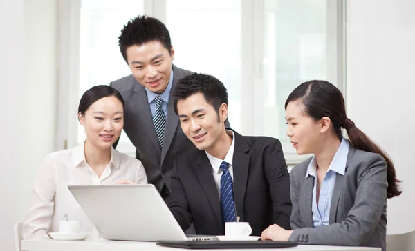 Group of businesspeople discussing working on computer — Stock Photo, Image