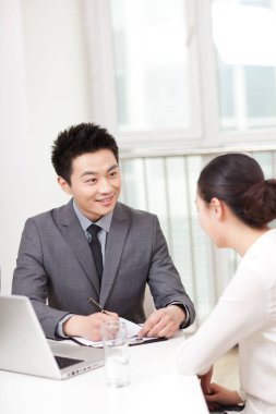 Bir grup iş adamı ofiste tartışıyor.