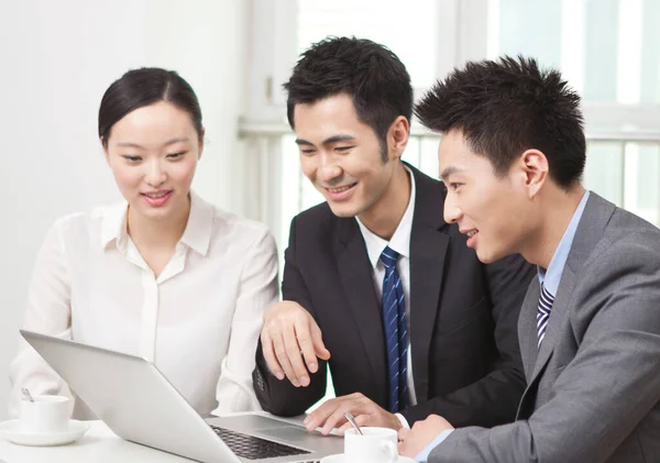 Group of businesspeople discussing working on computer — Stock Photo, Image