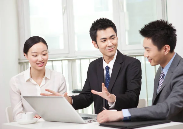 Group of businesspeople discussing working on computer — Stock Photo, Image