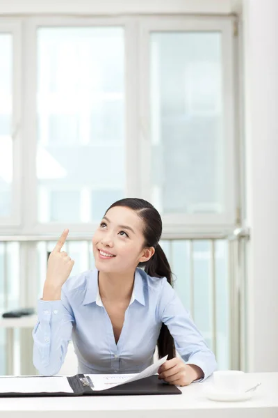 Porträt einer glücklichen jungen Geschäftsfrau — Stockfoto