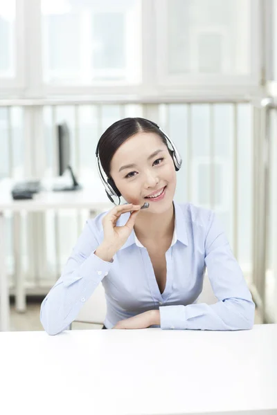 Młoda kobieta pracownik biurowy noszenie słuchawki portret — Zdjęcie stockowe