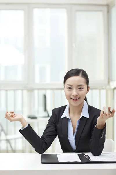 Portrait d'une jeune femme d'affaires heureuse — Photo