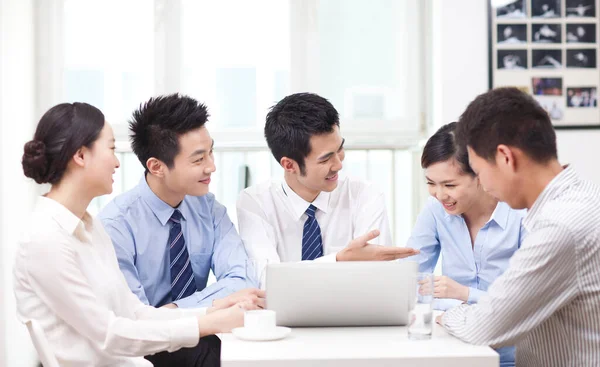 Gruppe von Geschäftsleuten diskutiert Arbeit am Computer — Stockfoto