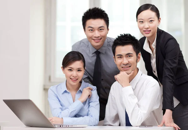 Üzletemberek csoportja az irodai portréban — Stock Fotó