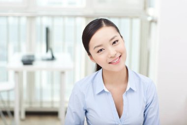 Mutlu bir iş kadınının portresi. 