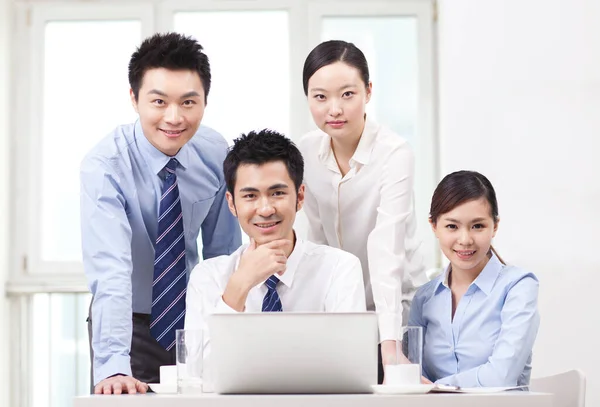 Grupo de empresários em retrato de escritório — Fotografia de Stock