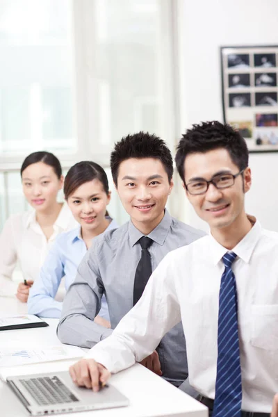 Führungskräfte am Konferenztisch konzentrieren sich auf die Frau im Vordergrund — Stockfoto