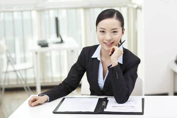 Jeune employée de bureau portant un portrait de casque — Photo