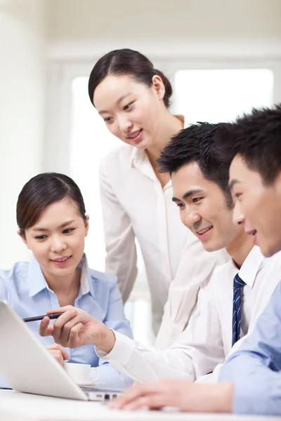 Gruppe von Geschäftsleuten diskutiert Arbeit am Computer — Stockfoto