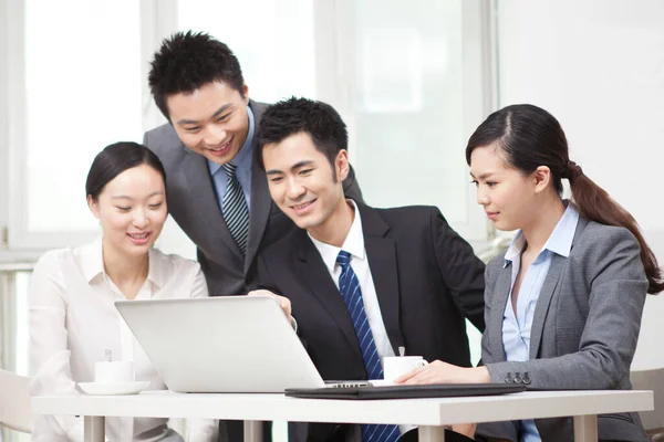 Gruppe von Geschäftsleuten diskutiert Arbeit am Computer — Stockfoto