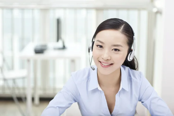 Trabajadora de oficina joven con retrato de auriculares —  Fotos de Stock