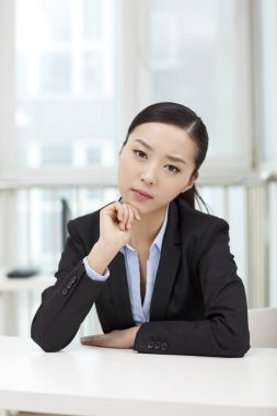 Endişeli genç bir iş kadınının portresi