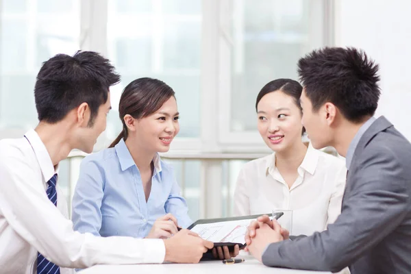 Gruppe von Geschäftsleuten diskutiert im Amt — Stockfoto