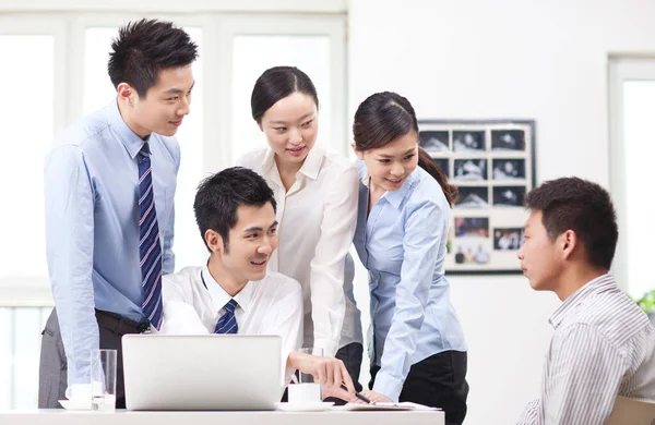 Il team di colleghi di successo che lavorano insieme — Foto Stock