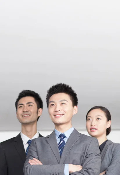Czterech młodych pracowników biurowych ze skrzyżowanymi rękami, portret — Zdjęcie stockowe