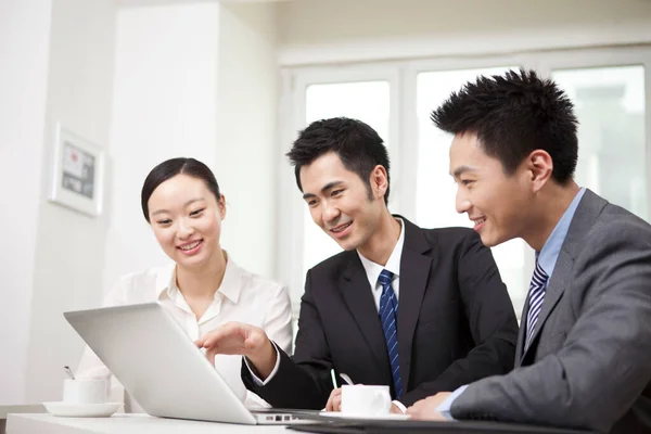 Gruppe von Geschäftsleuten diskutiert Arbeit am Computer — Stockfoto