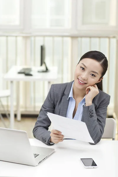 Porträt einer Geschäftsfrau, die die Fäden in der Hand hält — Stockfoto