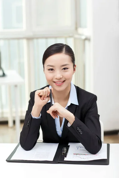 Portrait d'une jeune femme d'affaires heureuse — Photo