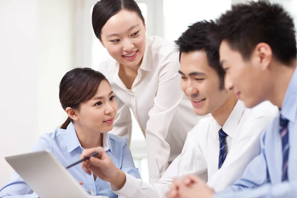 Group of businesspeople discussing working on computer — Stock Photo, Image