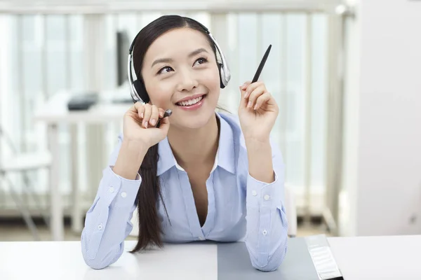 Młoda kobieta pracownik biurowy noszenie słuchawki portret — Zdjęcie stockowe