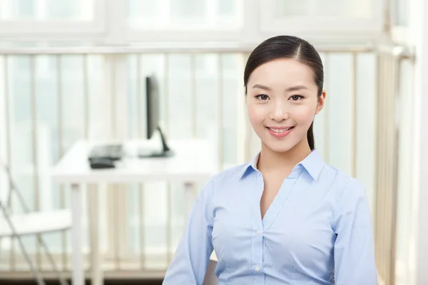 Portrait d'une jeune femme d'affaires heureuse — Photo